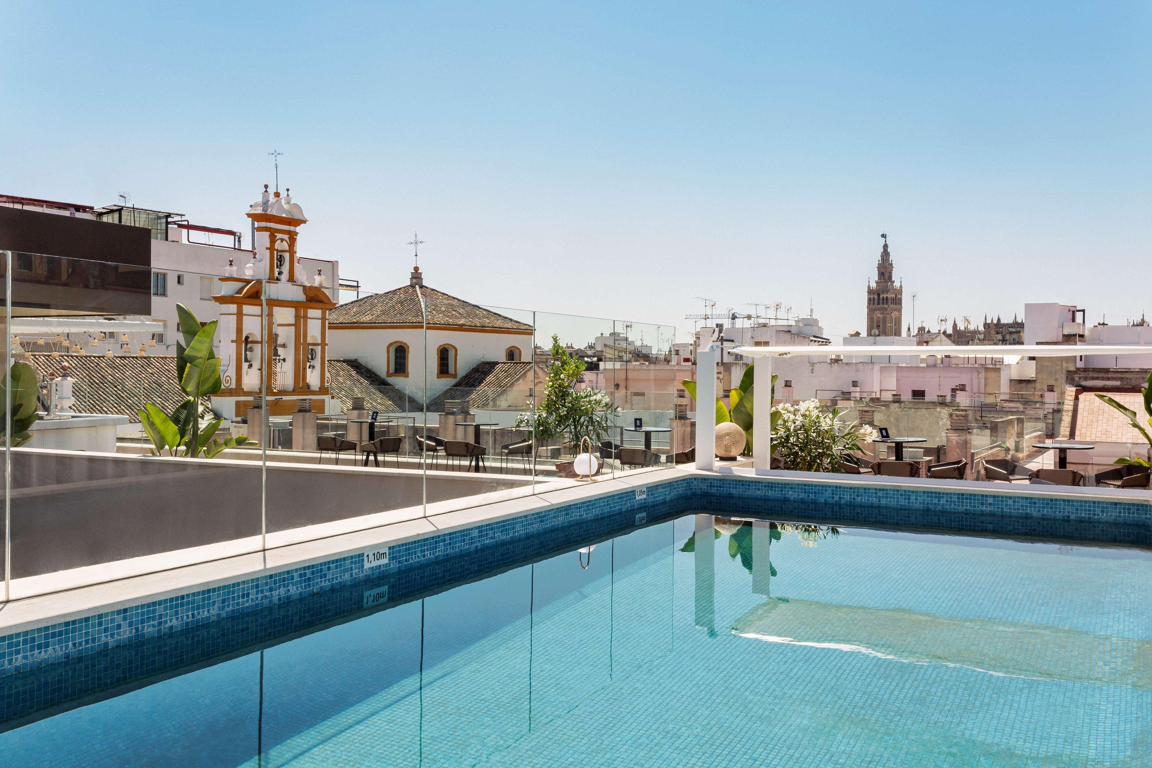 Radisson Collection Hotel, Magdalena Plaza Sevilla المظهر الخارجي الصورة Rooftop pool at Hotel Casa 1800
